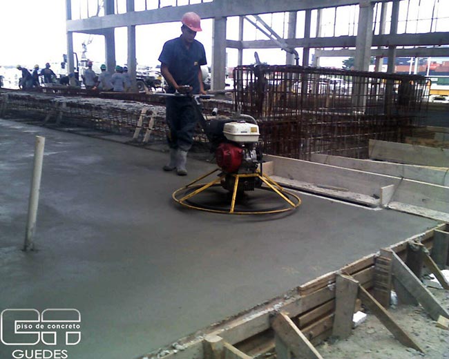 Execução de piso de concreto