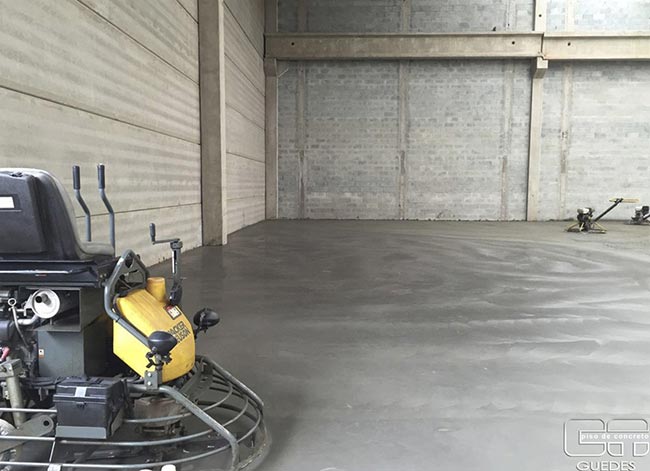 Execução de piso de concreto industrial